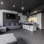 Swan Street Suite Sleeps 23